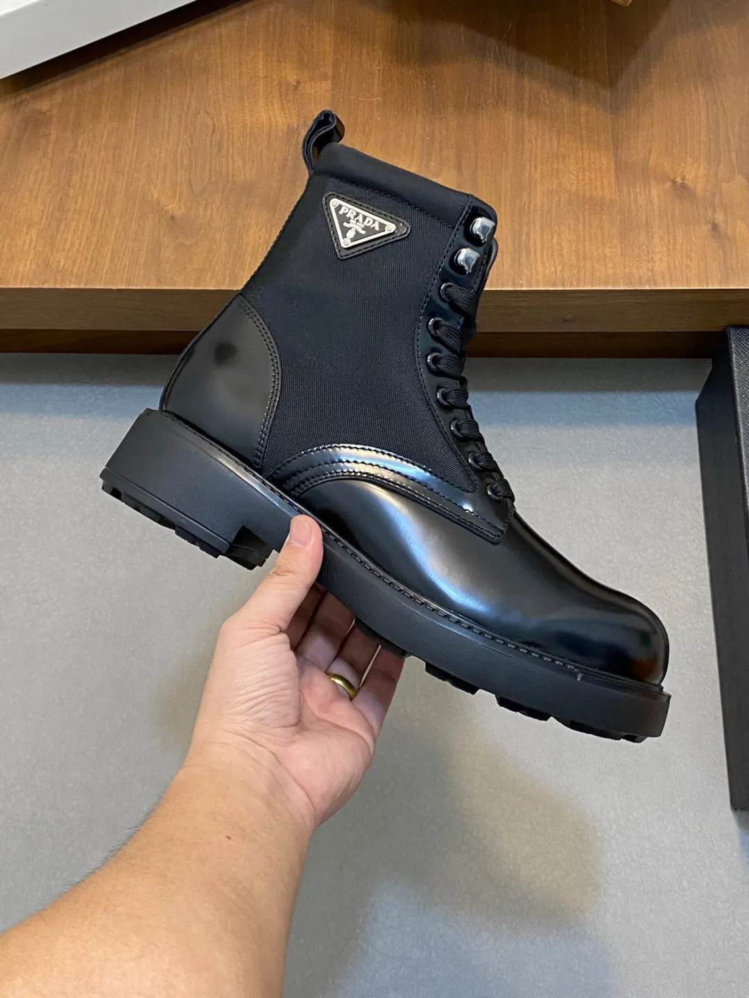 Men's shoes 💰940 PRADA men's latest ultra-light new short wool boots for autumn and winter, two-color blue nylon cowhide leather with eyelets and metal hooks, enameled triangle metal logo, 4m ultra-light serrations Ev a injection rubber concave and convex large particle snowflake pattern anti-slip soles very light and comfortable on the foot Urban modern military boot style design Men's model 39 40 41 42 43 44